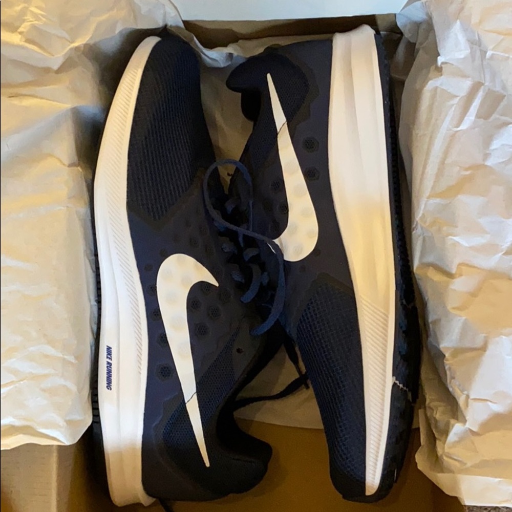 Nike - Picture 2 of 6